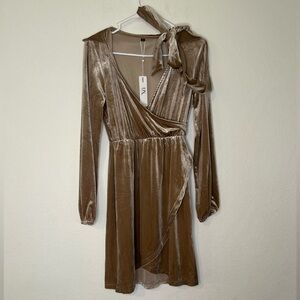 NWT Ultranice Small champagne velvet long-sleeve faux wrap dress with tie